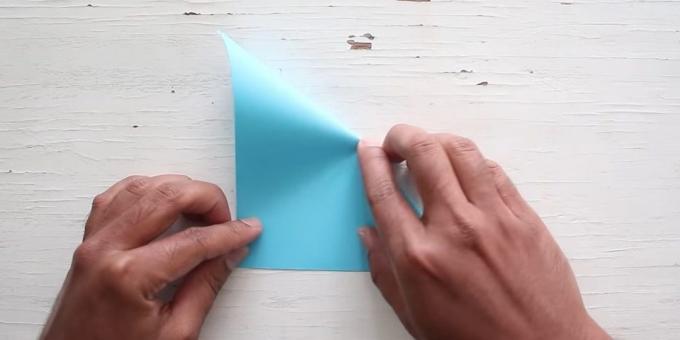 boríték kezetekben hajlítsa meg a papírt az ellenkező irányba 