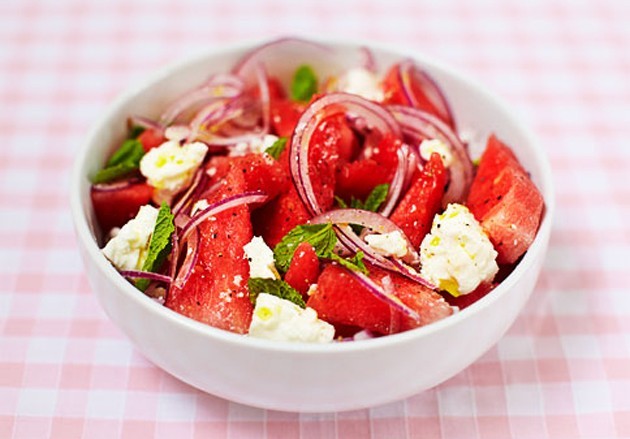Ételek a görögdinnye saláta feta sajttal