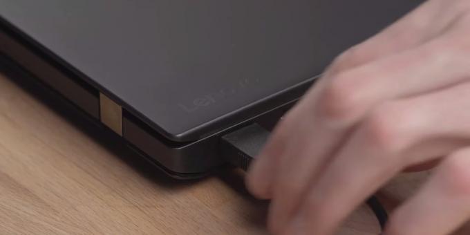 Az SSD csatlakoztatása laptophoz: kapcsolja ki és húzza ki a kábeleket