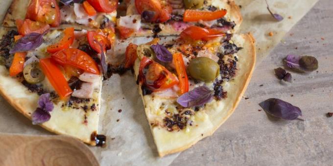 Tortilla pizza sonkával, cseresznyével és borssal
