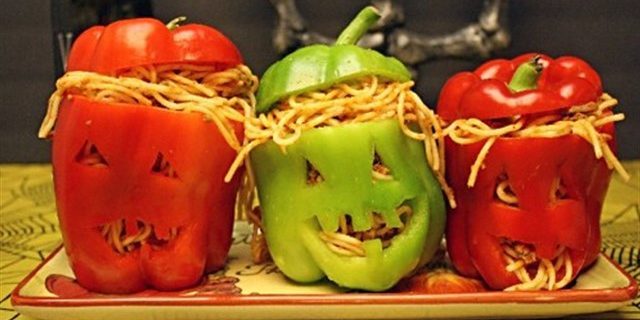 Edények Halloween: vezetői töltött paprika spagetti hús