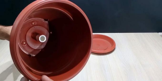 DIY szökőkút készítése: helyezze be a csövet az edény aljába
