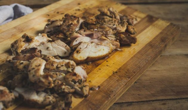 Gyros csirkével és joghurtos szósszal: Melegítsen elő egy serpenyőt vajjal, és párolja a húst kb. 2-3 percig