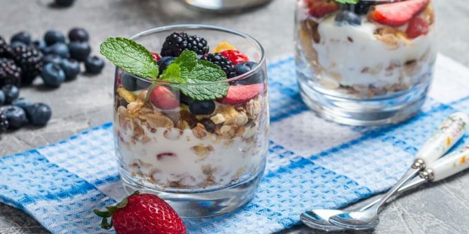 Joghurt granolával és bogyós gyümölcsökkel