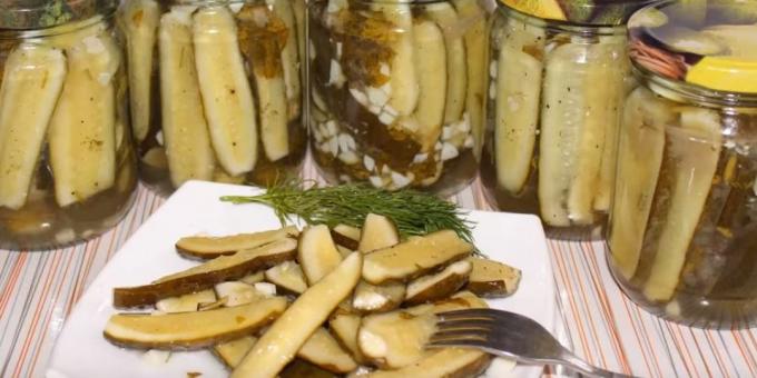 Saláta recept „ujj” uborka télen fokhagymával és petrezselyemmel