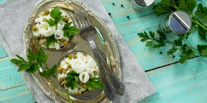 Saláta savanyúval és zöldborsóval