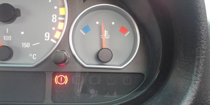 Miért gyengén megvilágított tűzhely az autóban: a termosztát hiba