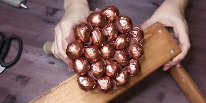 Hogyan készítsünk egy csokor cukorkát saját kezűleg: zárjuk le a cukorkák közötti réseket
