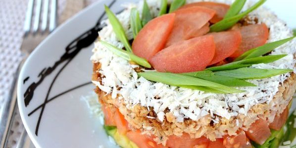 Saláták, majonéz nélkül: puff saláta avokádóval, paradicsommal és rózsaszín lazac