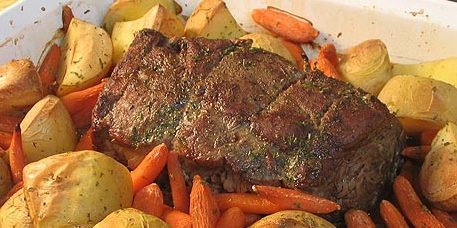 Főzni marhahúst a sütőben: fűszeres marhahús burgonyával és sárgarépa
