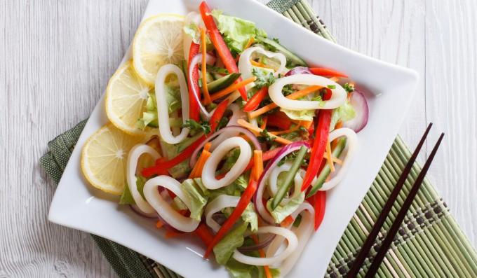 Egyszerű saláta tintahaljal és zöldségekkel