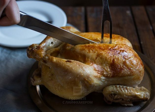 Kemencés csirke citrommal: Hagyja egy ideig állni a csirkét, mielőtt felvágja