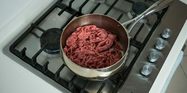 Sült padlizsán hússal: a darált húst lassú tűzön pároljuk