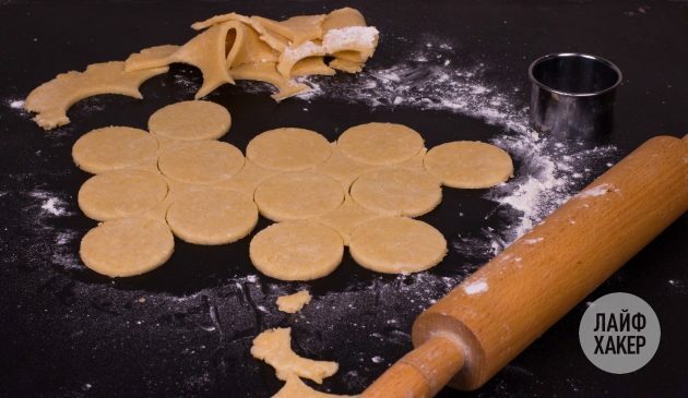 Hogyan készítsünk sajtos kekszet: használd fel az összes tésztát