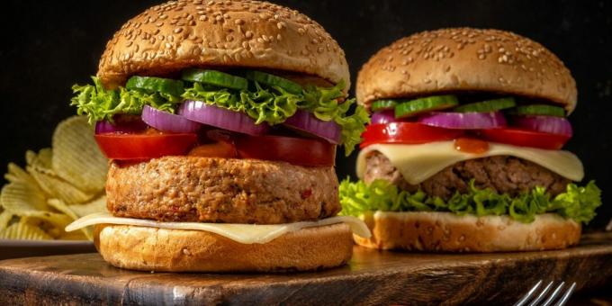 Burgerek grillezett szelettel és fűszeres szósszal