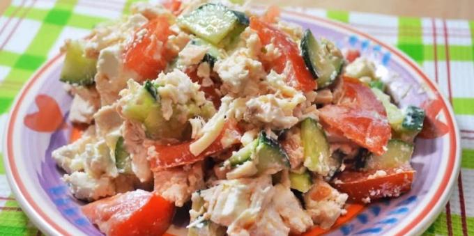 Saláták majonéz nélkül: saláta csirkével, feta sajt, paradicsom és uborka