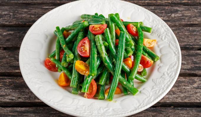 Saláta zöldbabbal, paradicsommal és aromás fűszernövényekkel