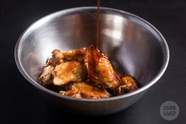 Hogyan főzzünk ropogós szárnyakat a sütőben: öntsük rá a habot a húsra, és keverjük össze