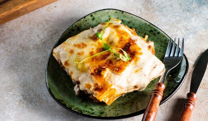 Lavash lasagna darált hússal és béchamel mártással