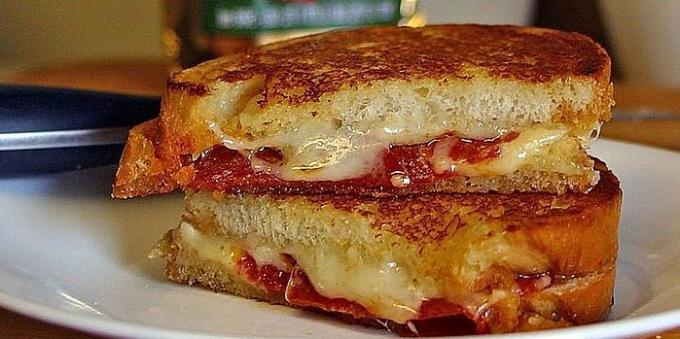 Receptek a grill: szendvicsek sajttal és kolbásszal