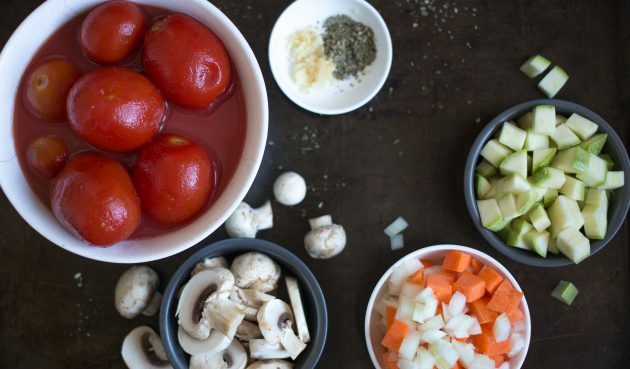 Vágjon zöldséget a babragu számára nagy darabokra