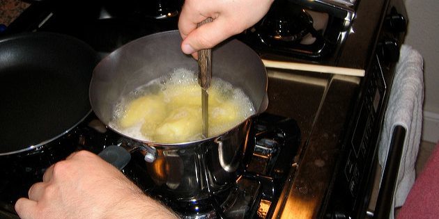 A recept burgonyapüré: burgonya hajlandóság, hogy ellenőrizze a kés