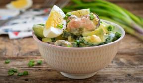 Saláta kagylóval, uborkával és tojással