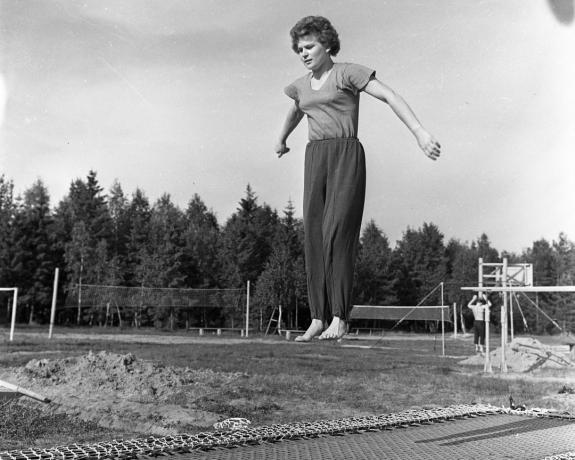 Tereshkova gyakorló a trambulinon, 1963