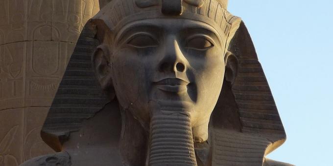 Ramszesz II -szobor feje az egyiptomi Luxor -templomban