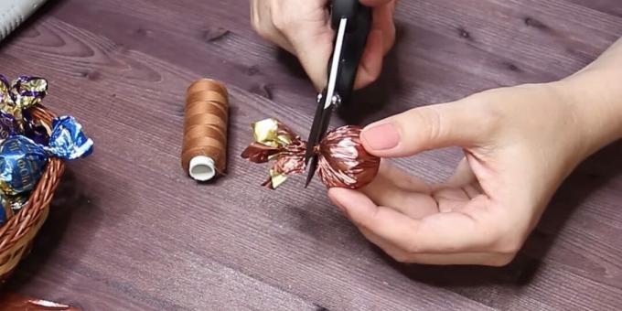 Hogyan készítsünk egy csokor cukorkát saját kezűleg: csomagoljuk be a cukorkákat
