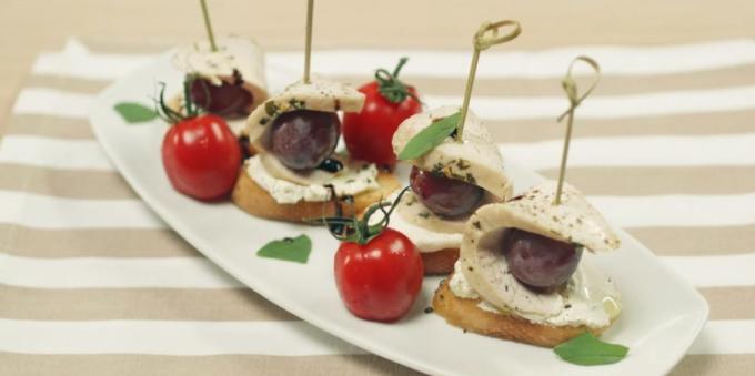 Snack a borhoz. Szendvicsek, csirke és a szőlő