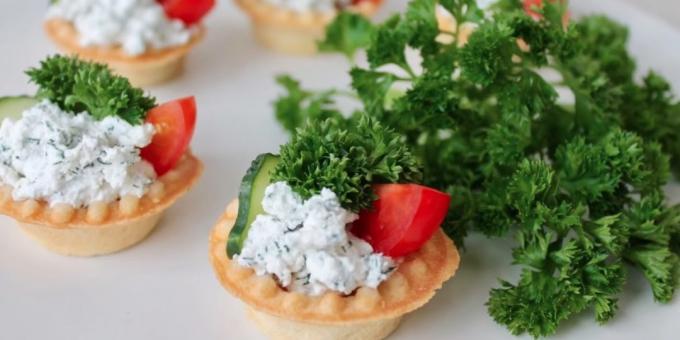 Tartlets feta sajttal, paradicsom és uborka: a legjobb recept