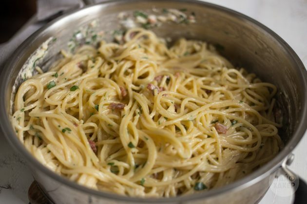 Hogyan készítsünk carbonara tésztát: adjunk mártást, szalonnát és gyógynövényeket a spagettihez
