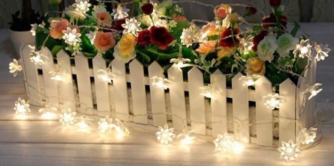 Garland, lámpásokkal, virágok