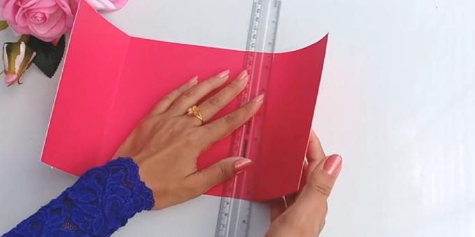 Születésnapi kártya saját kezűleg: kivágott rózsaszín építési papír 30 x 15 cm-es részletek