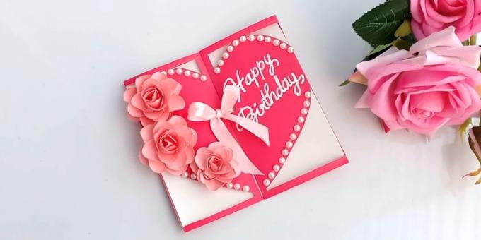 Hogyan készítsünk egy üdvözlőlap formájában szív virággal születésnapjára kezével