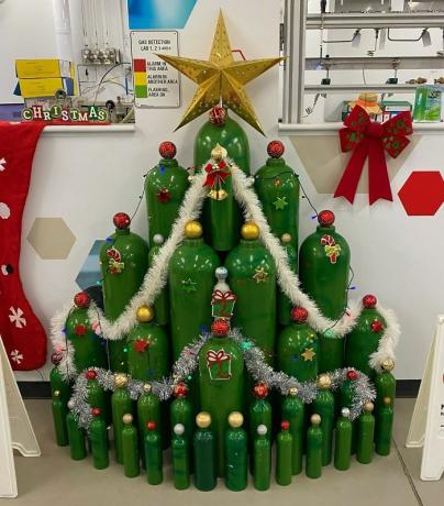 Karácsonyfa a gázpalackokból