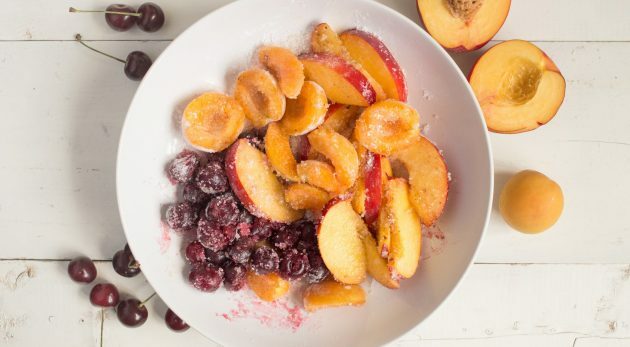 Homok keksz bogyókkal és gyümölcsökkel: borítsuk le a gyümölcsöket és bogyókat cukorral és keményítővel