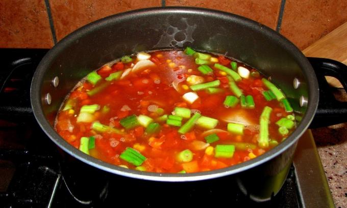 Add hozzá a zöldségeket a levesbe