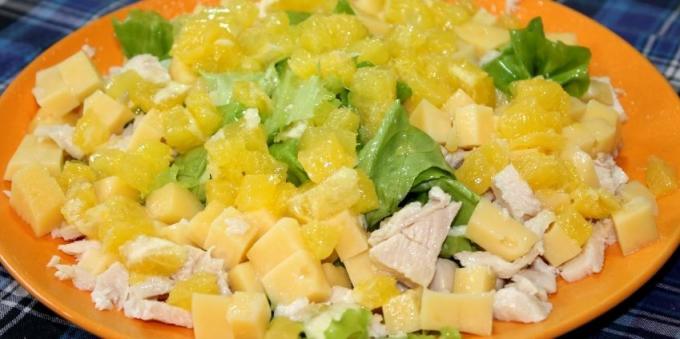 Receptek saláták, majonéz nélkül Saláta c csirke, sajt és narancs