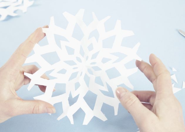 Díszíteni a karácsonyfát: hópehely papírból