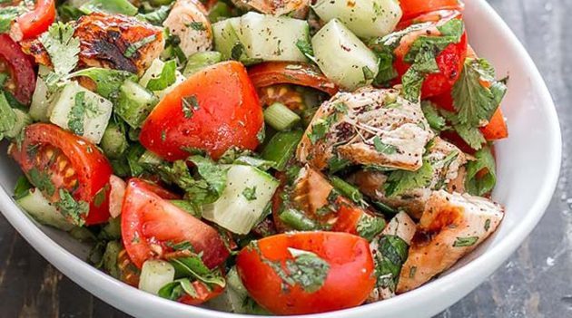 Egészséges saláta csirke, zöldségek és feta sajttal
