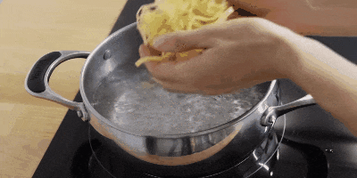 Hogyan és mennyit főzni tésztát egy serpenyőben