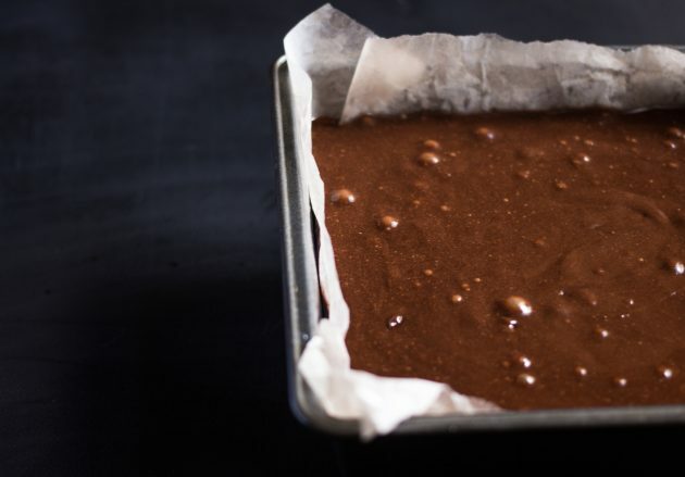 csokoládé brownie recept: öntsük a tésztát a formába