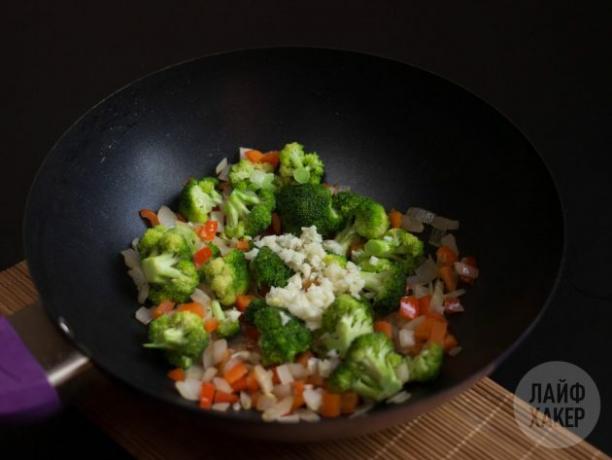Hogyan készítsünk rántott rizst: vágjuk fel a zöldségeket