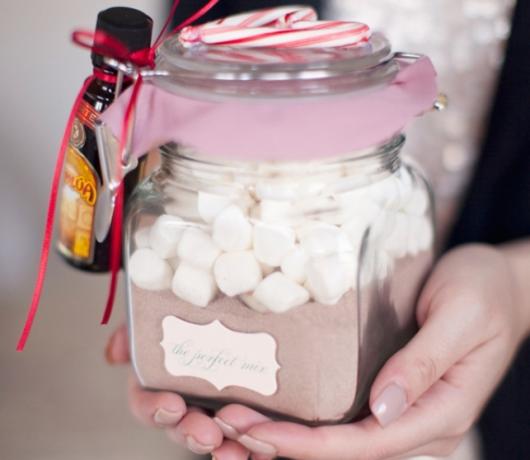 Hogyan készítsünk ajándékokat szilveszteri saját kezűleg: Állítsa forró csokoládé