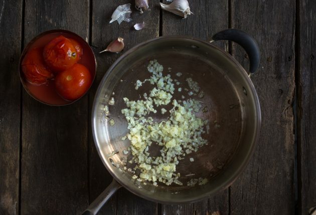 Hogyan készítsünk olasz gombóc rakott tésztát: hagyma és fokhagyma mentése