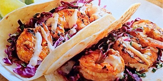 Receptek a grill: taco fűszeres garnélarák és káposztát tejfölös mártással
