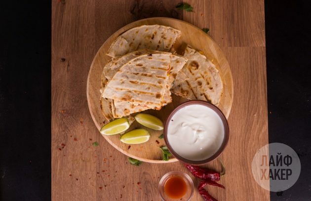 Csirke, kukorica és paradicsom Salsa Quesadillas: Vágja negyedre a tortillát