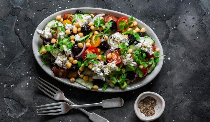 Saláta csicseriborsóval, zöldségekkel és fetával